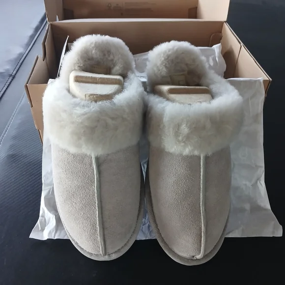 Brand New In Box, Womens UGG gray Slippers. Size 7. - Picture 6 of 6